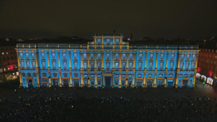 Une façade de bâtiment illuminé à l'occasion de la Fête des Lumières